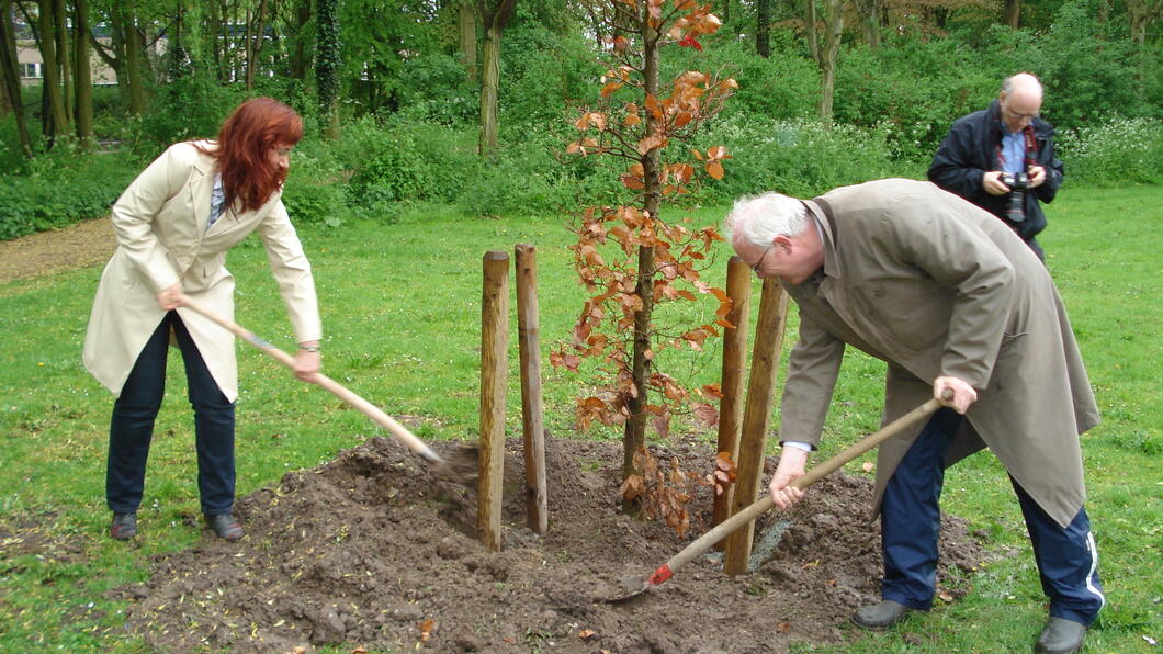 Tessa en burgemeester Van Belzen boom Rosali in buitenoordpark