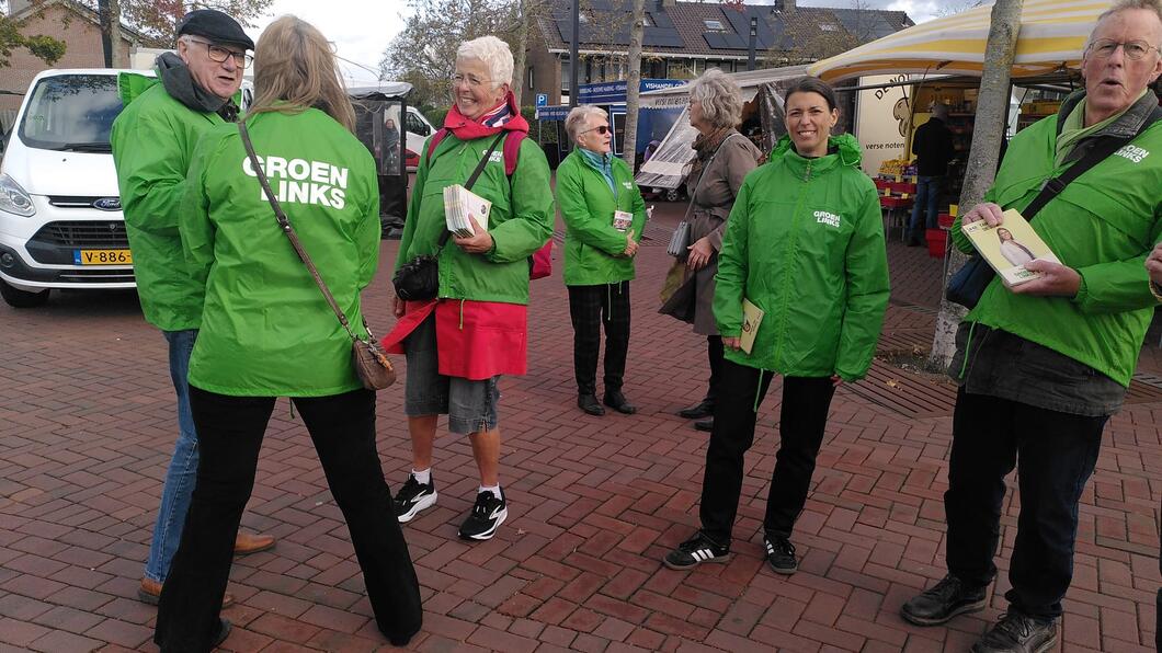 Vrijwilligers flyeren op de markt