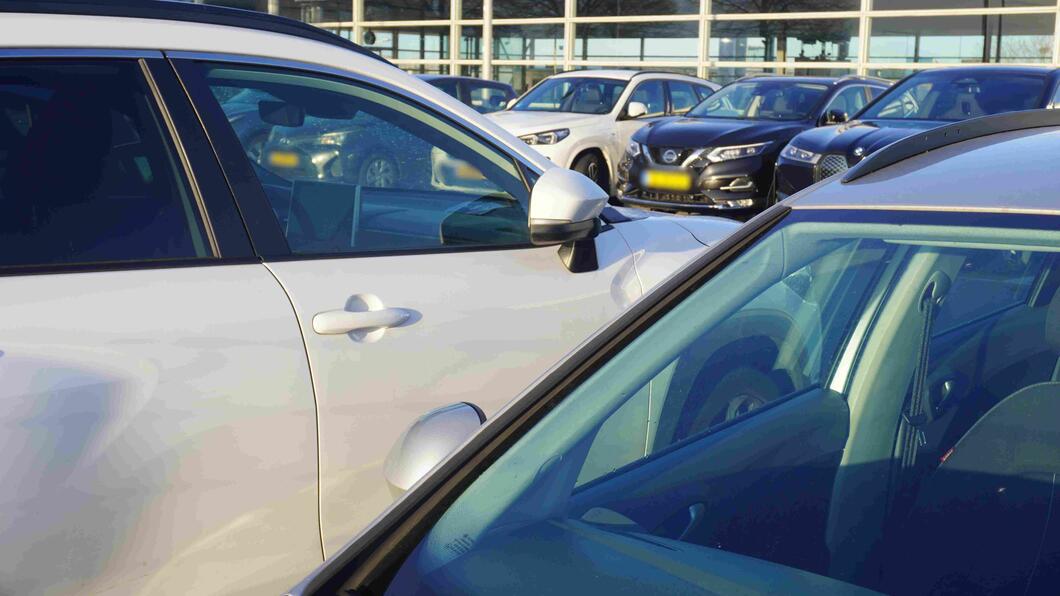 Auto's op parkeerdek NS Station Barendrecht