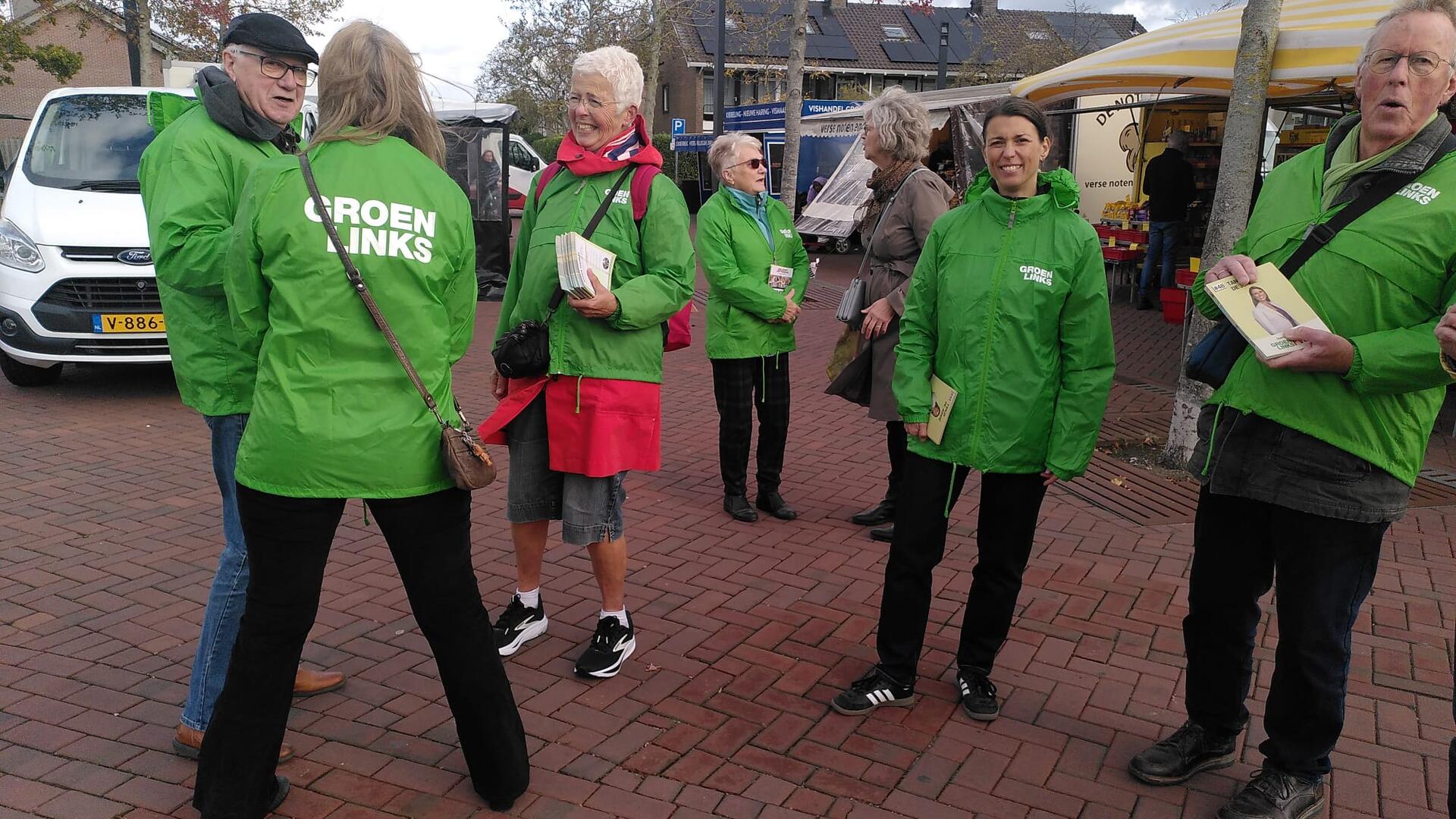 Vrijwilligers flyeren op de markt